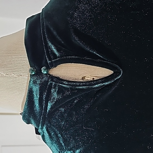 Allegra NWT, green velvet long sleeve top. Size XL. Mesh with hearts in front. - Picture 6 of 10